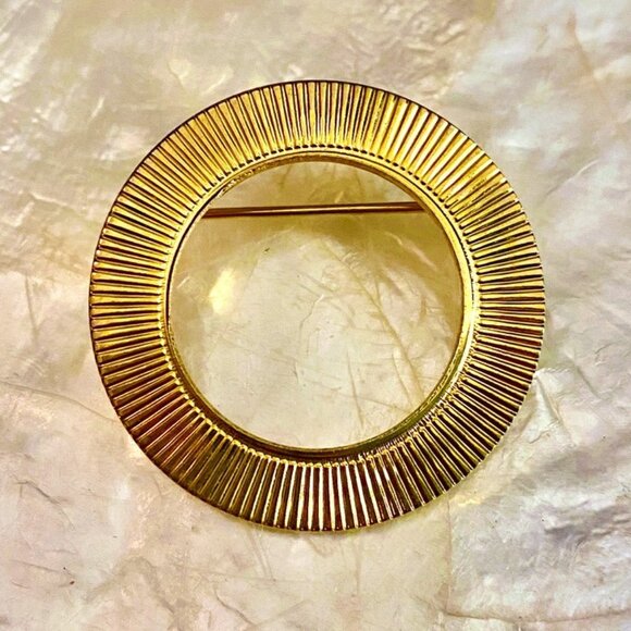 Vintage Golden Eternity Circle Wreath  Brooch - Picture 1 of 3